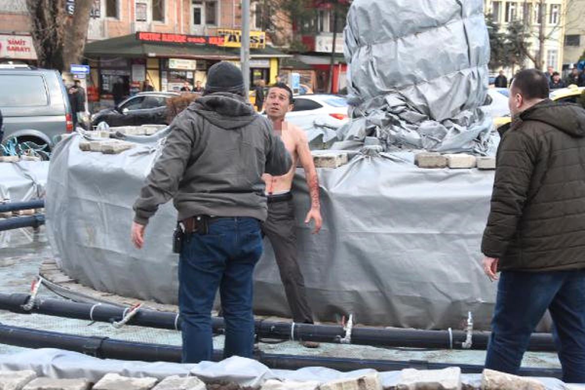 Usturayla Valiliği Karıştıran Şahıs, Bu Kez Bıçakla İntihara Kalkıştı!