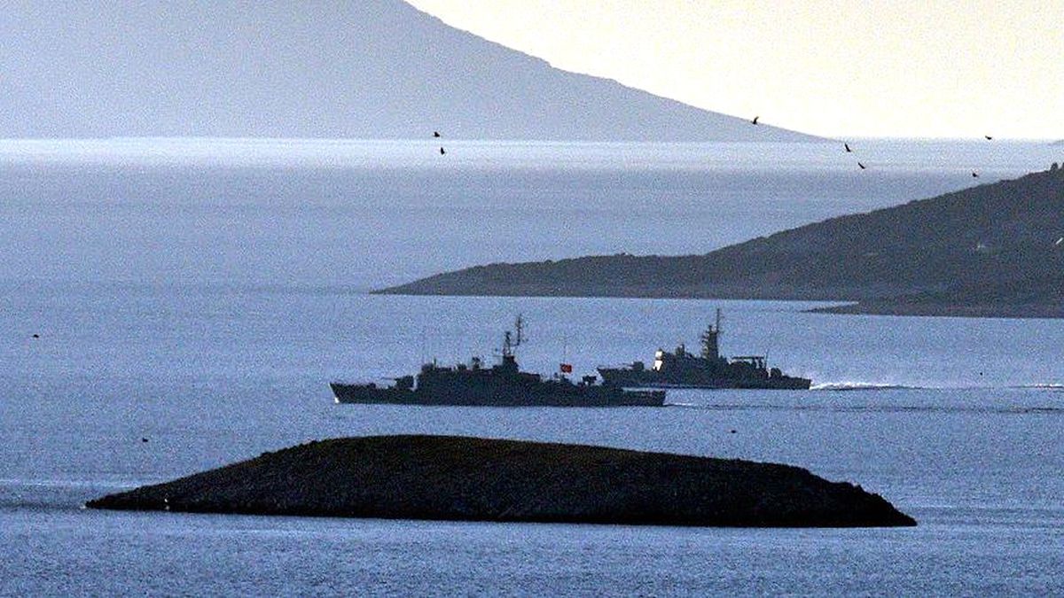 Türk ve Yunan Savaş Gemileri Burun Buruna