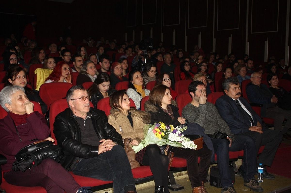 Zonguldak'ta 'Ya Sev ya Hamlet' Oyunu Sergilendi