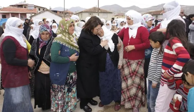 Anne Kız Son Yolculuğuna Birlikte Uğurlandı Anne Kız Son Yolculuğuna Birlikte Uğurlandı