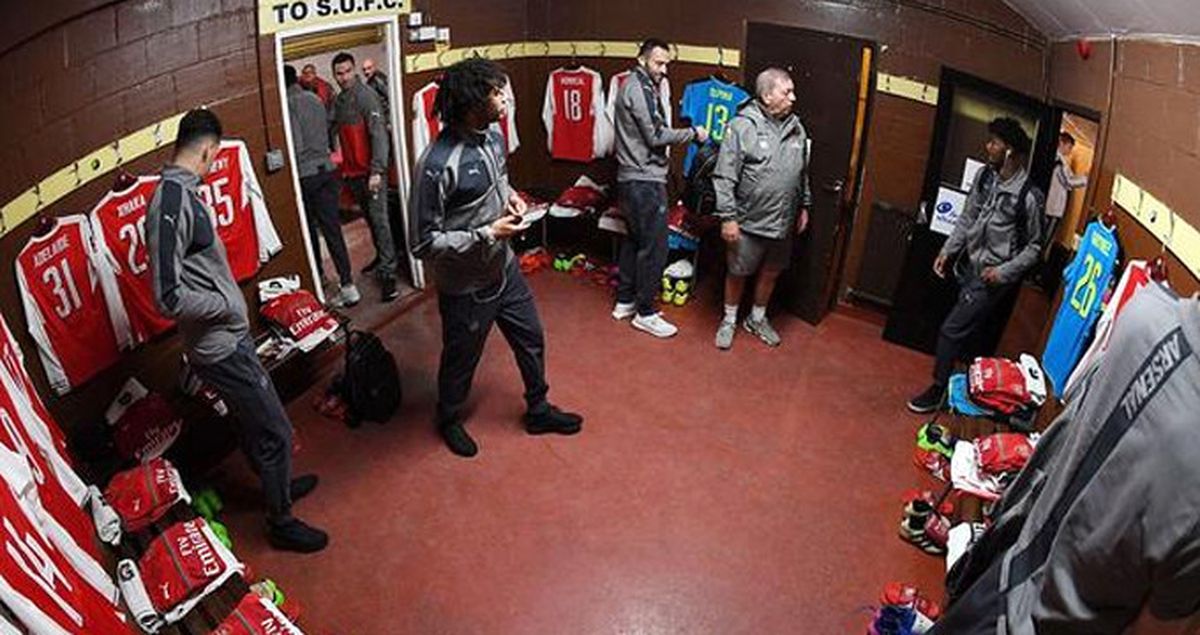 Arsenal'lı Futbolcular, Amatör Küme Takımının Soyunma Odasını Çöplüğe Çevirdi