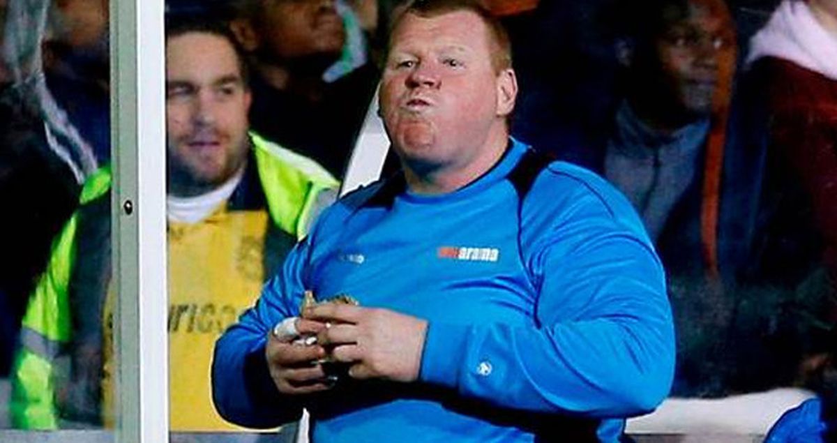 Arsenal Maçında Yedek Kulübesinde Yemek Yiyen Kaleci, Takımdan Kovuldu