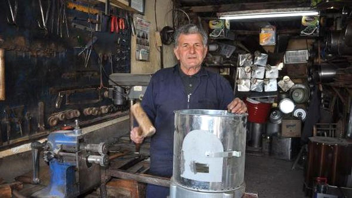 Yaşlı Adam 50 Yıllık Teneke Soba Mesleğini Yaşatmaya Çalışıyor