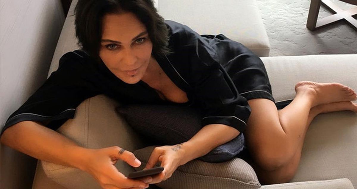 Hülya Avşar, Üzerine Yalnızca Sabahlık Giyip Klip Çekti