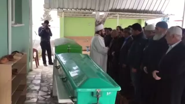 Manisa) Vahşice Öldürülen Anne Kız Göz Yaşları Eşliğinde Toprağa Verildi Manisa) Vahşice Öldürülen Anne Kız Göz Yaşları Eşliğinde Toprağa Verildi