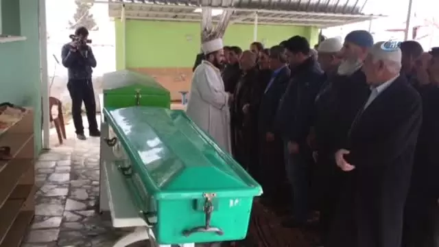 Manisa) Vahşice Öldürülen Anne Kız Göz Yaşları Eşliğinde Toprağa Verildi Manisa) Vahşice Öldürülen Anne Kız Göz Yaşları Eşliğinde Toprağa Verildi