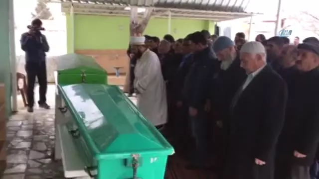 Manisa) Vahşice Öldürülen Anne Kız Göz Yaşları Eşliğinde Toprağa Verildi Manisa) Vahşice Öldürülen Anne Kız Göz Yaşları Eşliğinde Toprağa Verildi