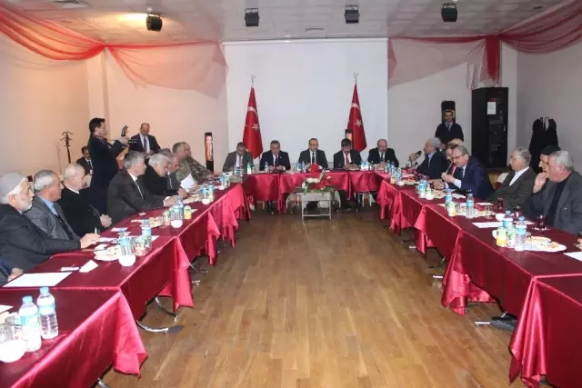 Vali Yavuz Kanaat Önderleriyle Bir Araya Geldi Vali Yavuz Kanaat Önderleriyle Bir Araya Geldi