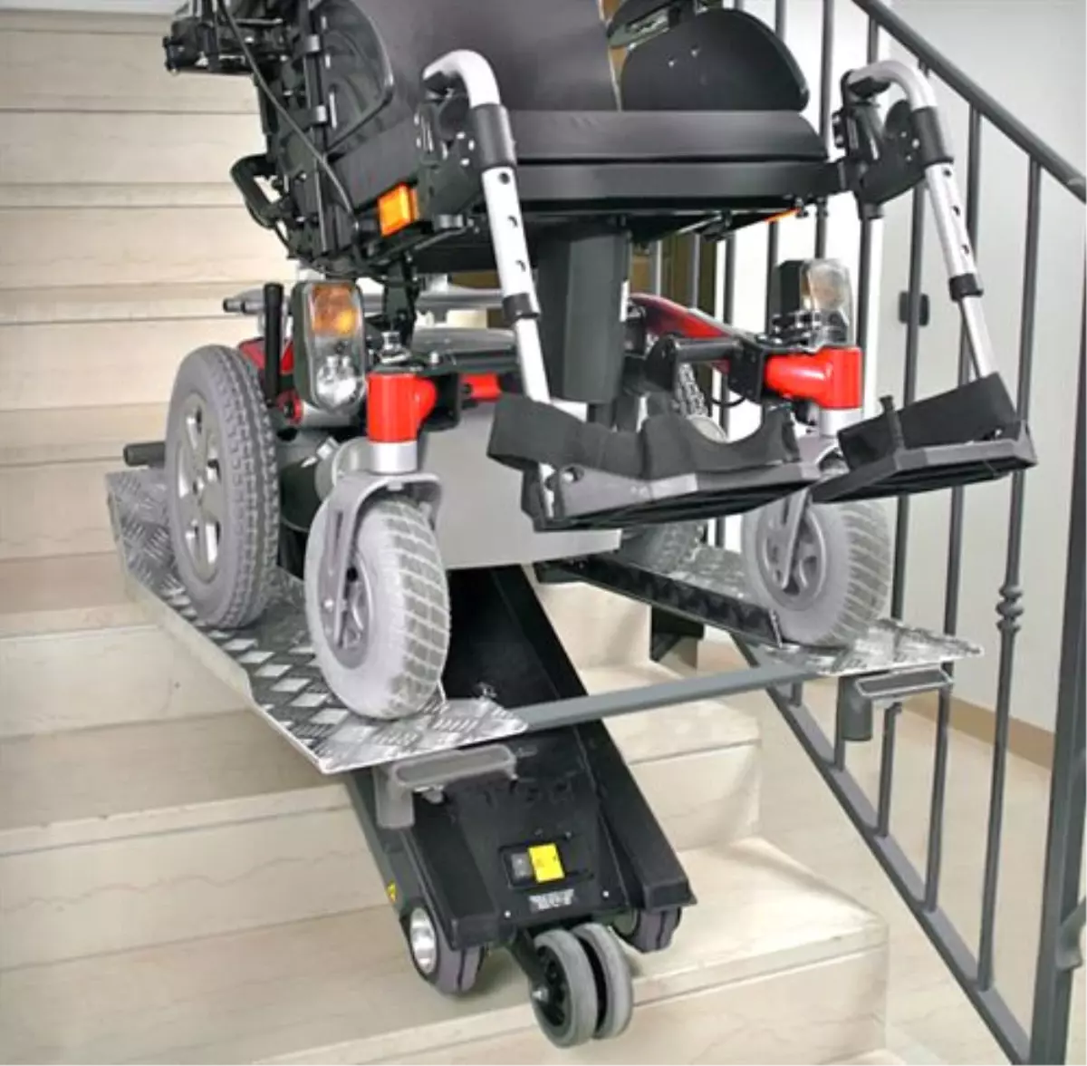 Engelli ve Yaşlılar İçin Merdiven Asansörü Üretildi