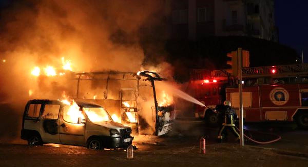 Işıkta Bekleyen Midibüste Başlayan Yangın, Park Halindeki Araca Sıçradı