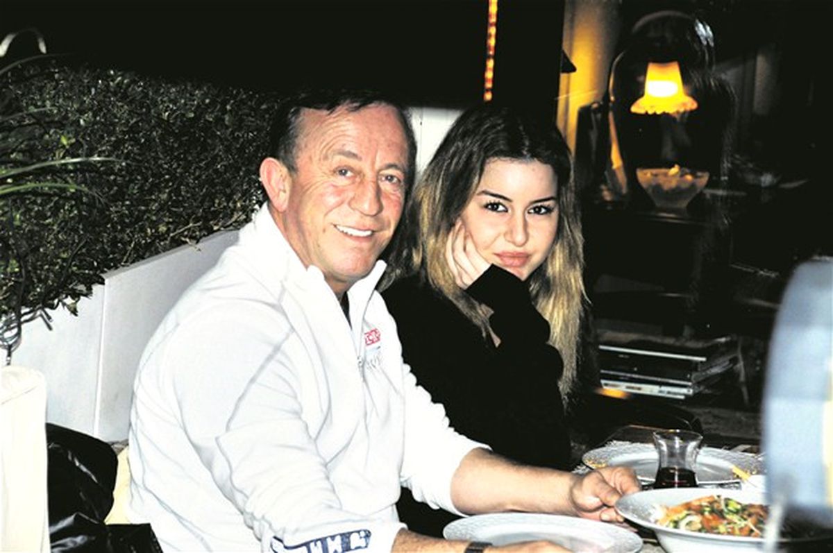 Ağaoğlu'nun Eski Sevgilisi Hazal Mesudiyeli, Mehmet Ali Erbil ile Aşk mı Yaşıyor