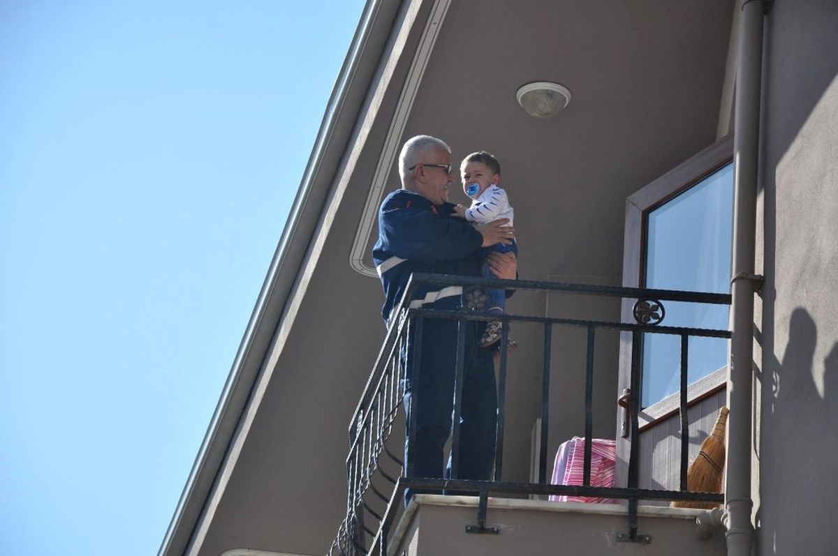 Kafası Balkon Demirlerine Sıkışan Çocuğu İtfaiye Kurtardı