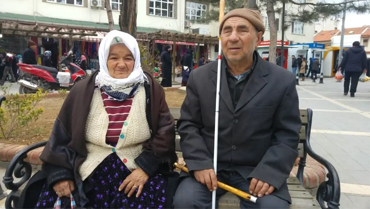 Engelli Çift, Kütahya'dan Uşak'a Giderek Sokak Müzisyenliği Yapıyor