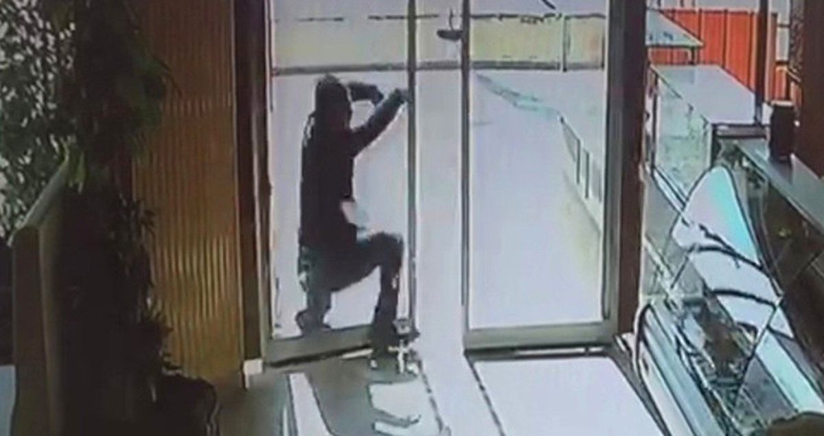 Yeni Takılan İş Yeri Camlarını Fark Etmeyen Adam, Kapıya Takıldı