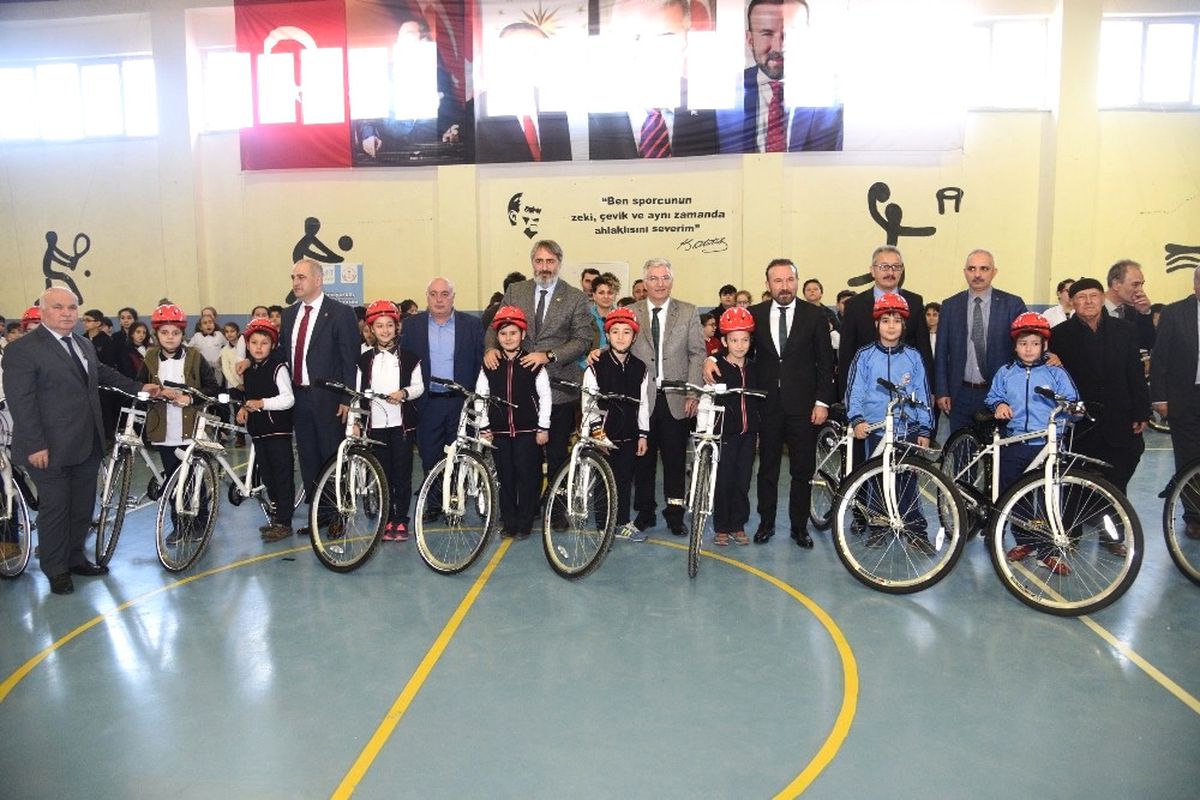 İzmit'te Öğrencilere Bisikletleri Teslim Edildi