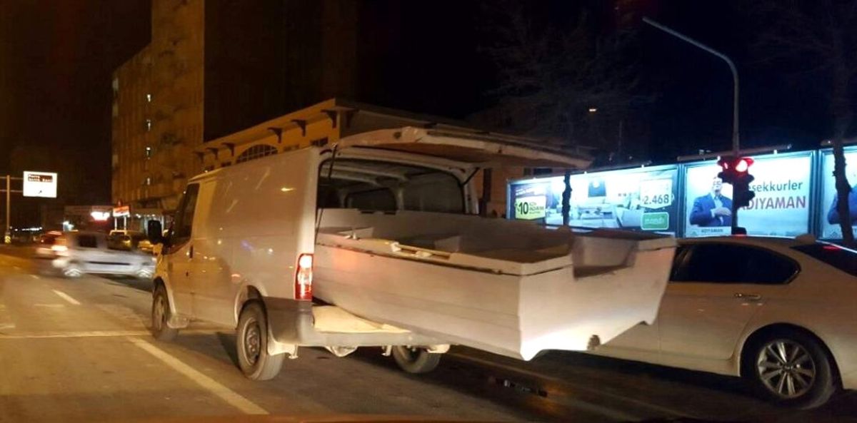 Minibüsten Sarkan Tekneyi Gören Vatandaşlar Şaşkınlık Yaşadı