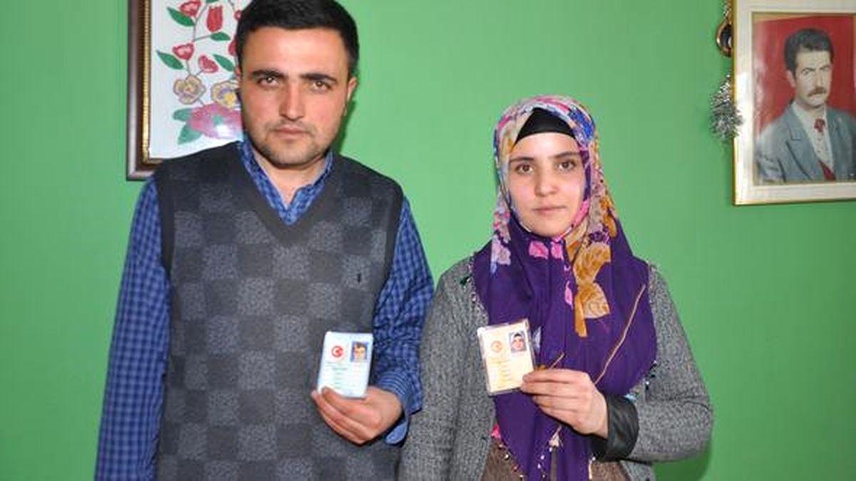 Nüfus Kaydında Eşi, Teyzesi Gibi Görünüyor