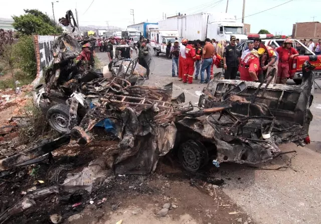 Peru'da Üç Araç Birbirine Girdi 16 Ölü