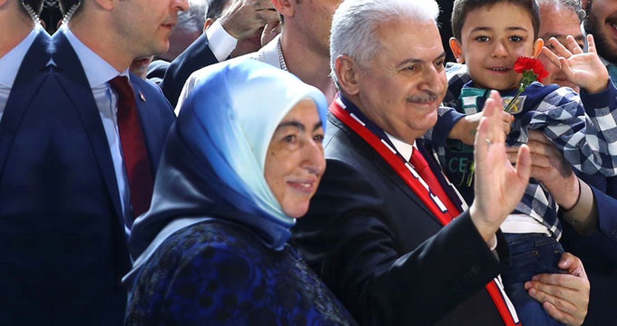 Başbakan Arena Önündeki Partililere Seslendi, Gözler Elindeki Atkıya Kilitlendi