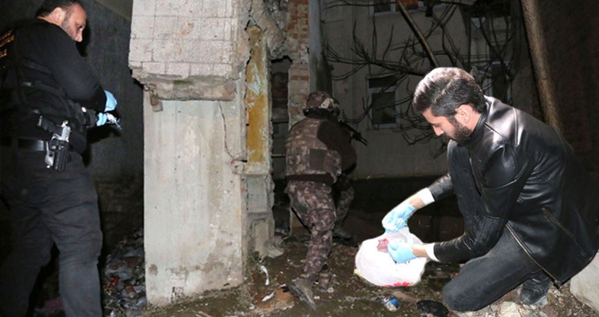 İstanbul Polisi Beyoğlu Sokaklarında Didik Didik Uyuşturucu Aradı