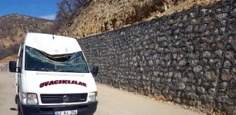 Dağdan Kopan Kaya Parçası Minibüsün Üstüne Düştü
