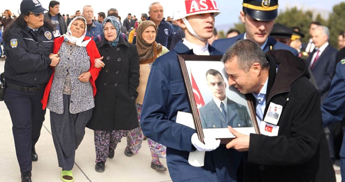 El Bab Şehitlerine Veda! Baba Fotoğrafıyla Avundu, Anne Tabuta Sarıldı