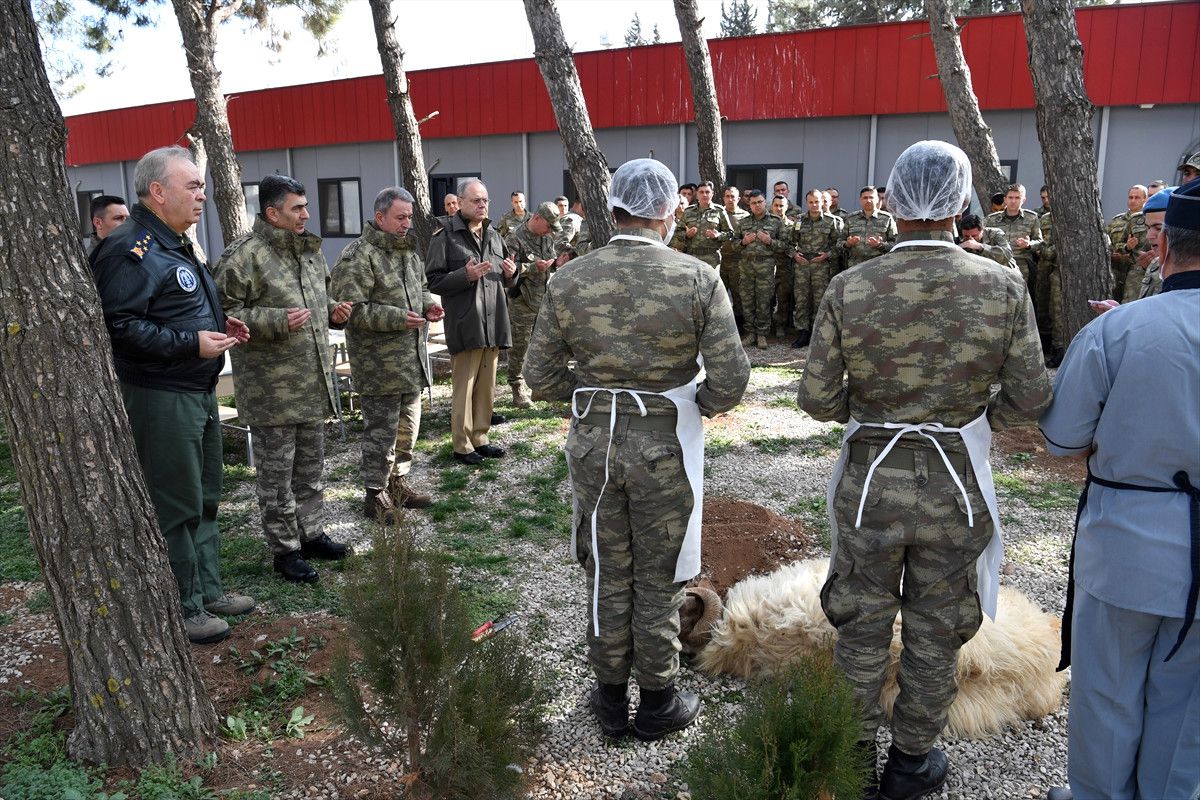 Hulusi Akar El Bab Zaferi Sonrası Sınırda Kurban Kestirdi