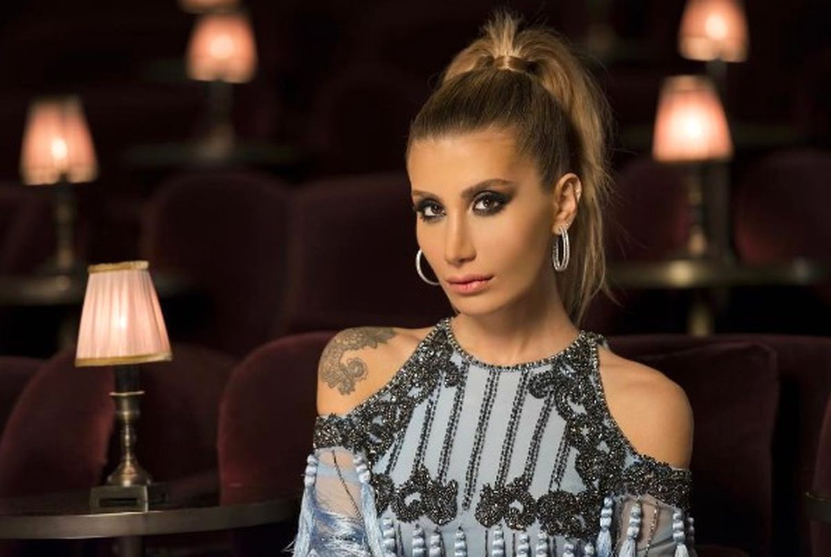 İrem Derici, Küçüklük Fotoğrafını Paylaşıp Annesine Övgüler Yağdırdı
