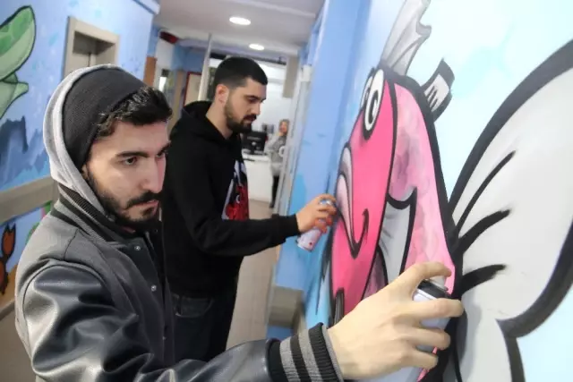 Kanserli Minikler İçin Hastane Duvarlarına Graffiti Yaptılar Kanserli Minikler İçin Hastane Duvarlarına Graffiti Yaptılar