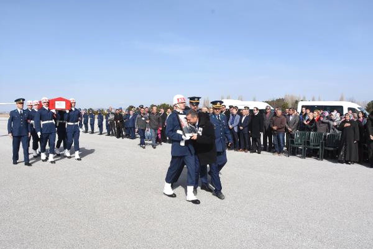 Şehit Babası Oğlunun Tabutunu Taşıdı