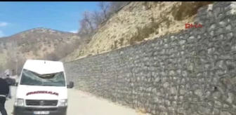 Tunceli Dağdan Kopan Kaya Parçası Minibüsün Üstüne Düştü