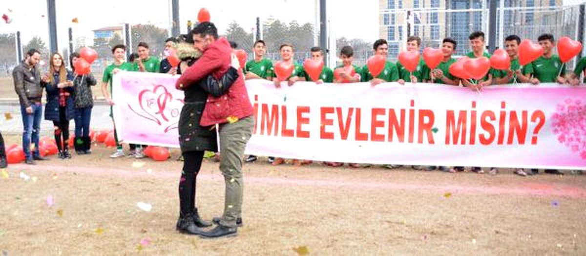 Altyapı Antrenörü Maç Öncesi Kız Arkadaşına Evlenme Teklif Etti