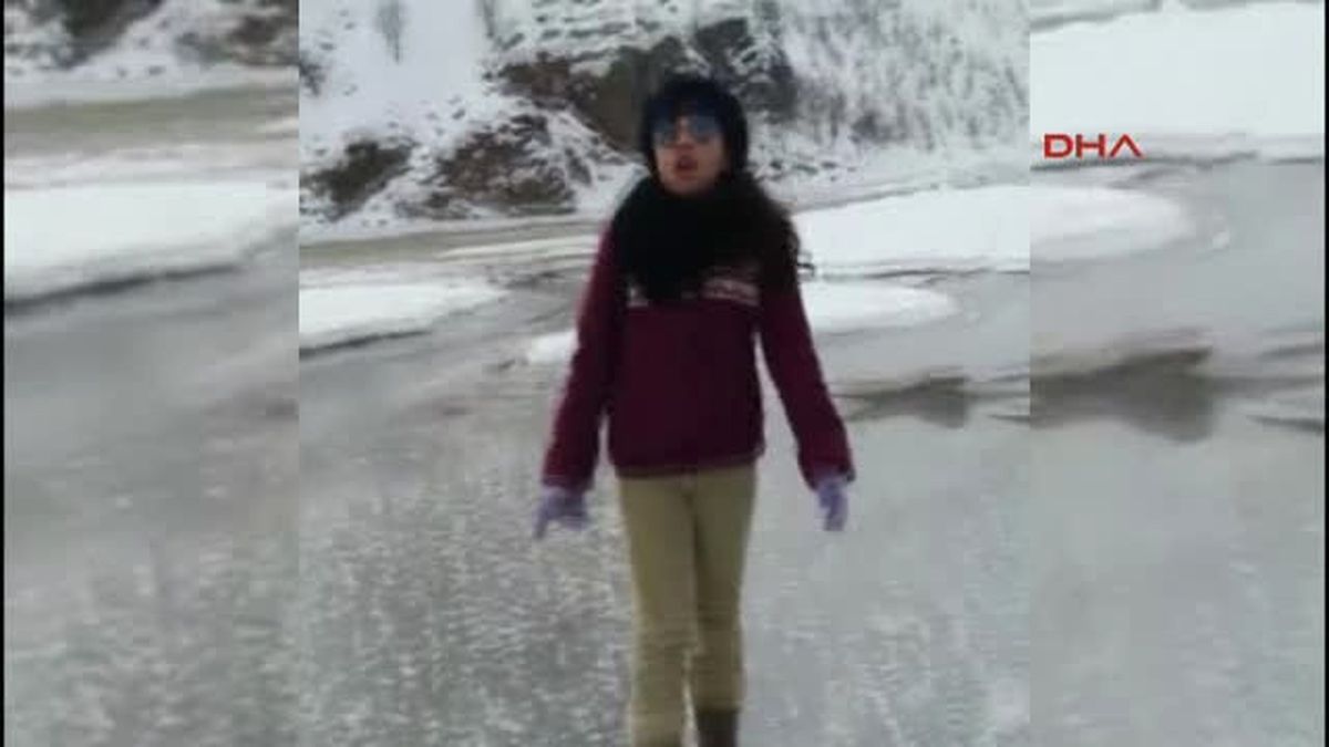 Bingöl'lü 11 Yaşındaki Dilara Buz Tutan Murat Nehri'ne Ay Yıldızlı Bayrağı Çizdi