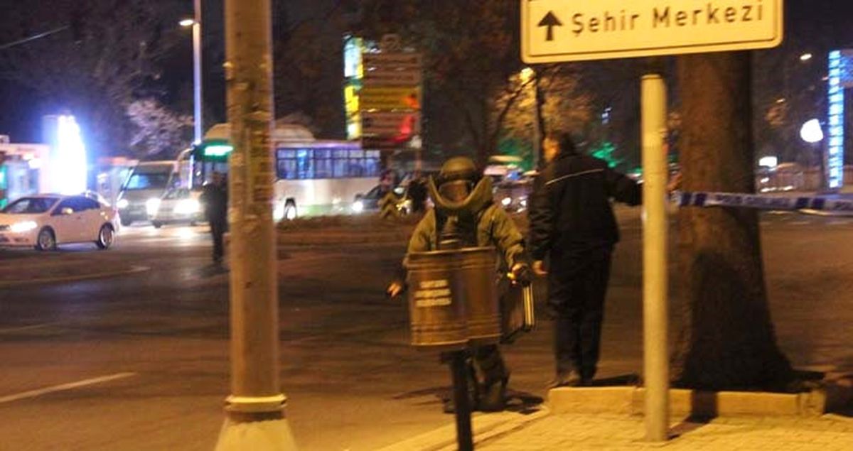 Bomba İmha Uzmanını Gören Vatandaşlar, Görüntü Yarışına Girdiler