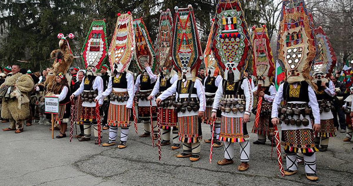 Kıştan Kalan Kötü Ruhları Kovalamak İçin Maskelerle Parkta Buluştular