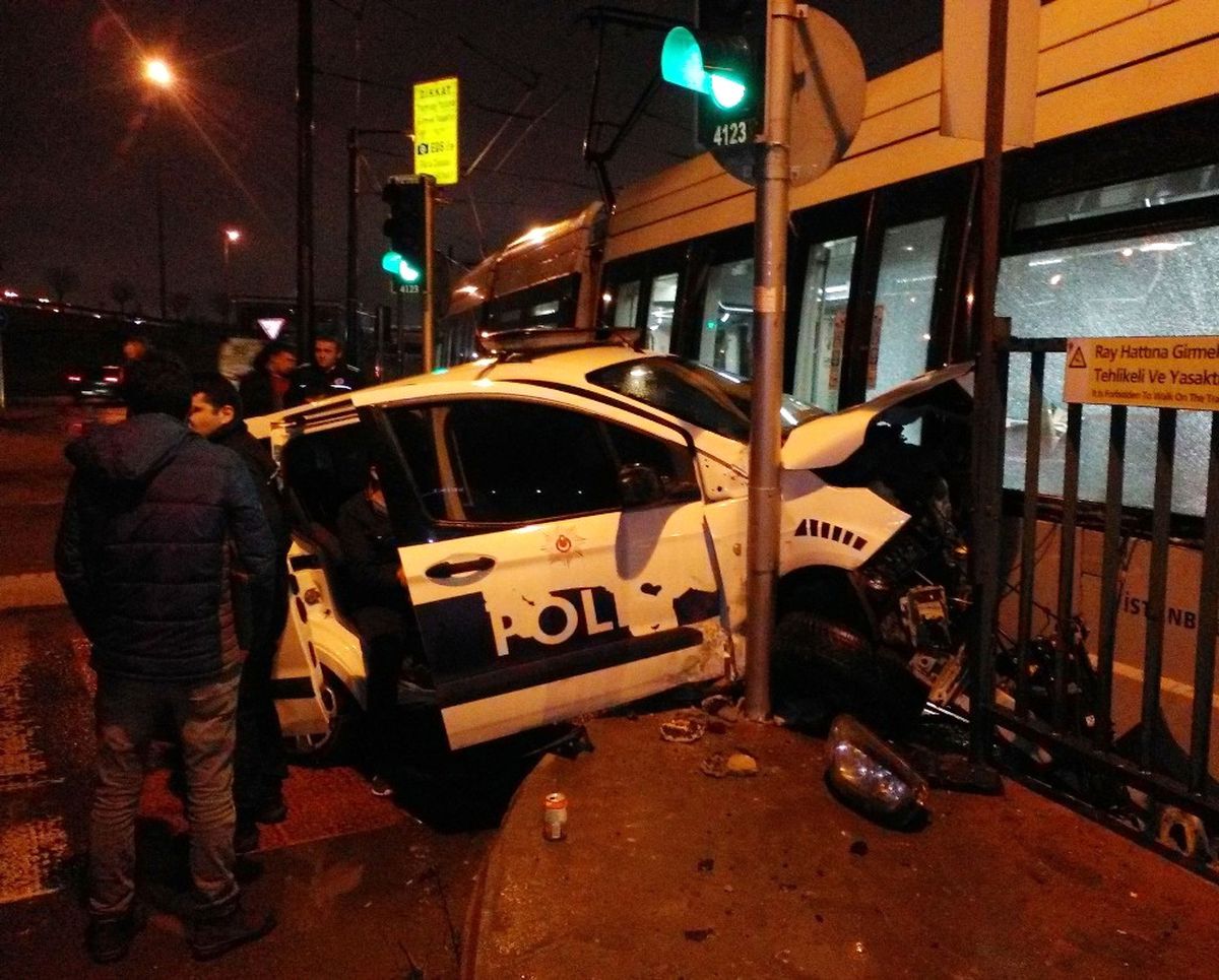 Zeytinburnu'nda Tramvay ile Polis Aracı Çarpıştı