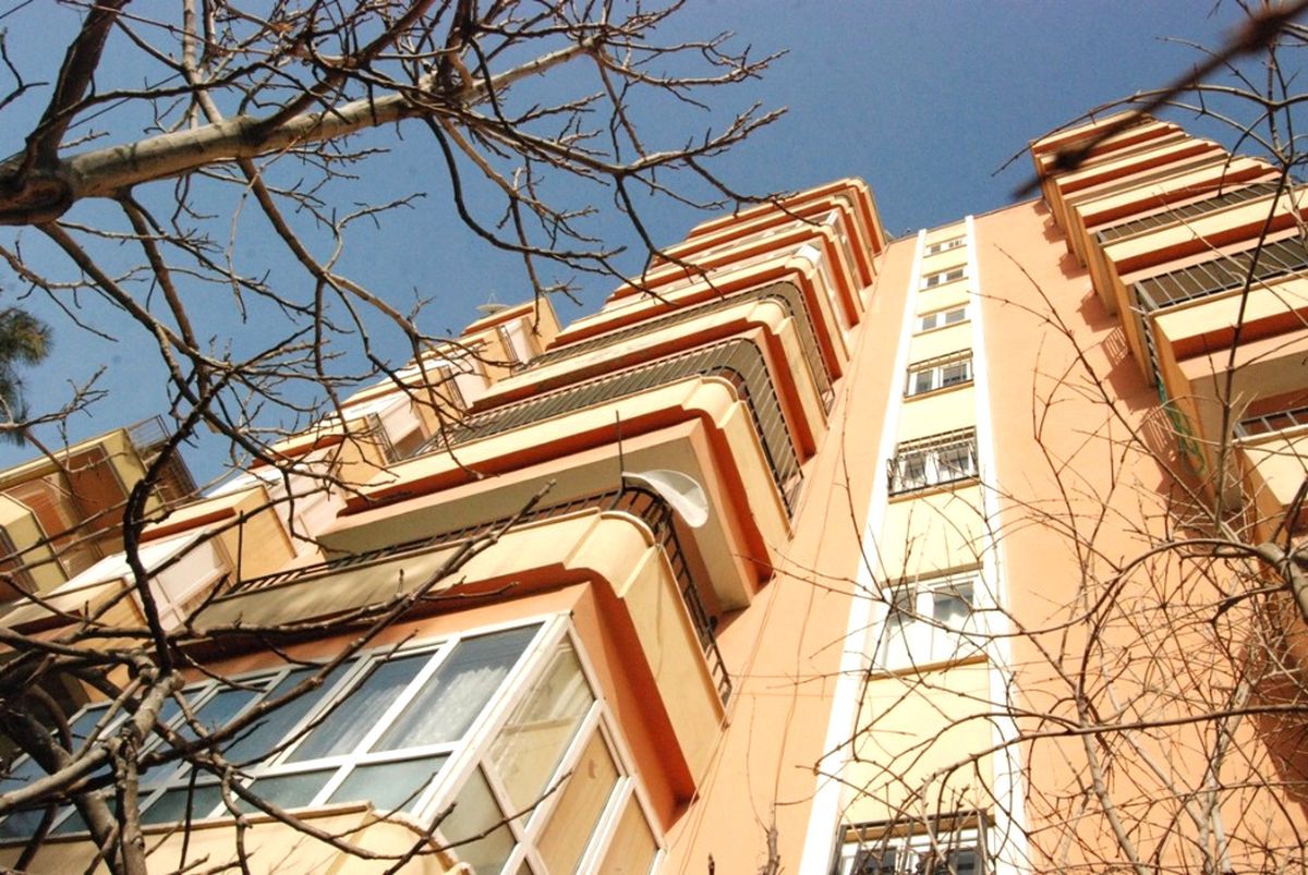 Binanın Çatısından Düşen Genç Kız Ağır Yaralandı