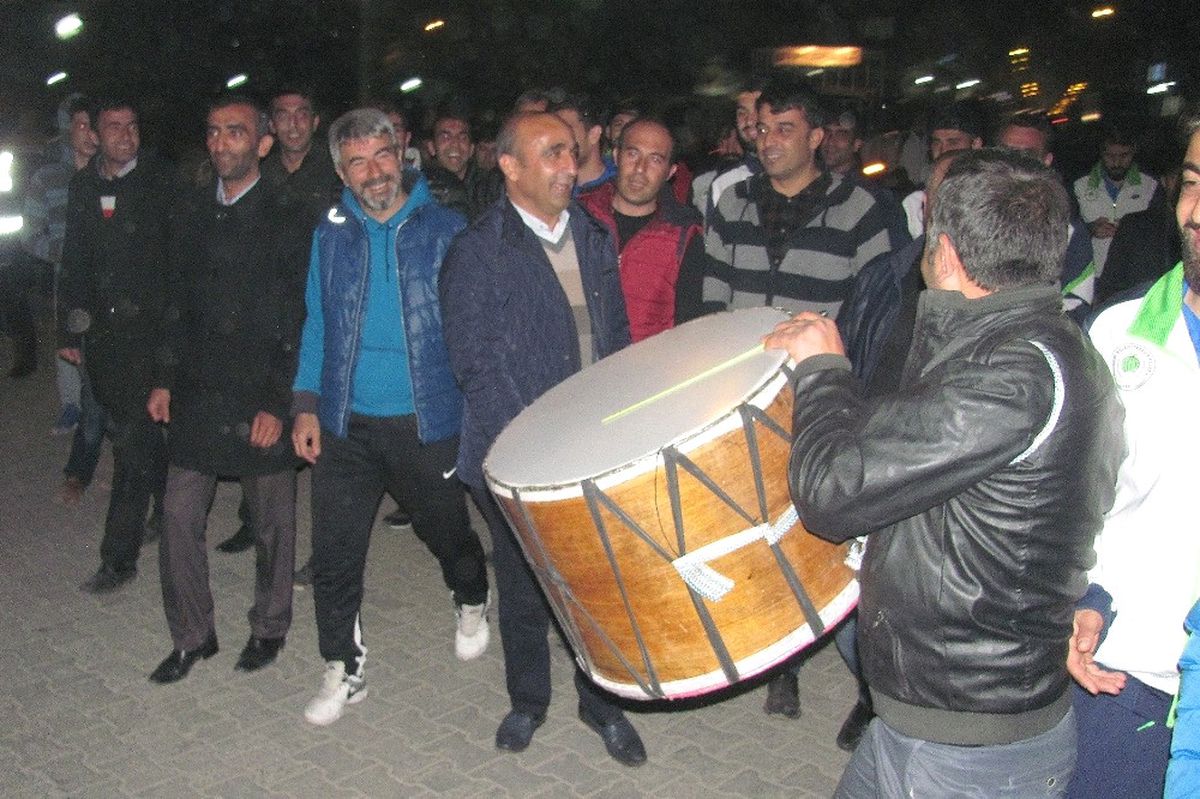 Olaylı Maçtan Galibiyetle Ayrılan Takıma Davul Zurnalı Karşılama