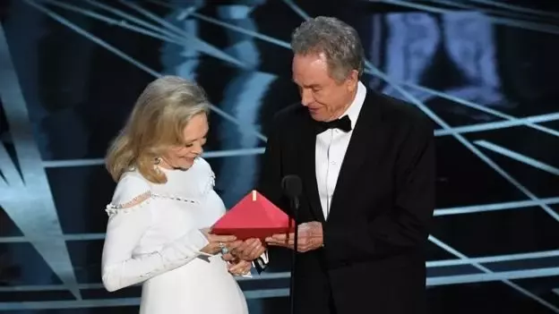 Oscar 2017: La La Land / Moonlight Karmaşasının Nedeni Ne? Oscar 2017: La La Land / Moonlight Karmaşasının Nedeni Ne?