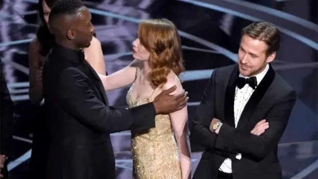 Oscar 2017: La La Land / Moonlight Karmaşasının Nedeni Ne? Oscar 2017: La La Land / Moonlight Karmaşasının Nedeni Ne?