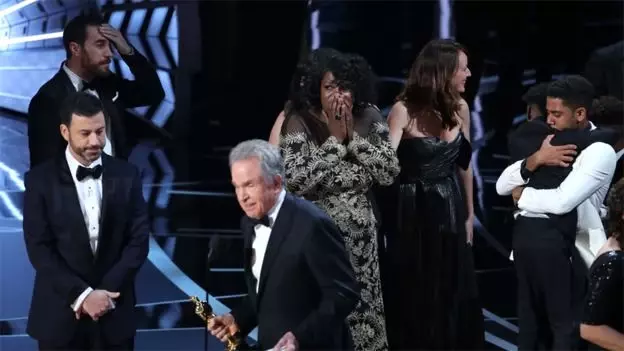 Oscar 2017: La La Land / Moonlight Karmaşasının Nedeni Ne? Oscar 2017: La La Land / Moonlight Karmaşasının Nedeni Ne?