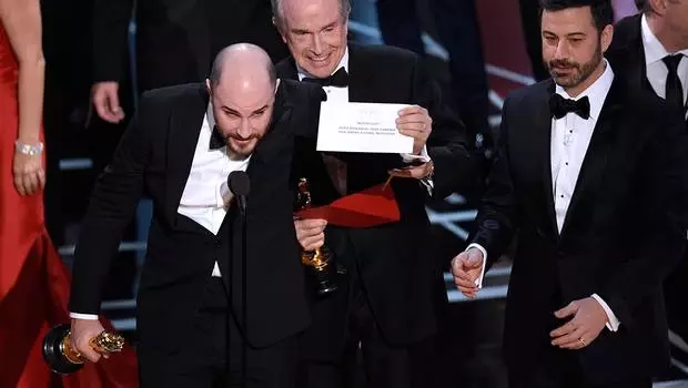Oscar'da Büyük Skandal! En İyi Film Ödülü Yanlış Açıklandı Oscar'da Büyük Skandal! En İyi Film Ödülü Yanlış Açıklandı