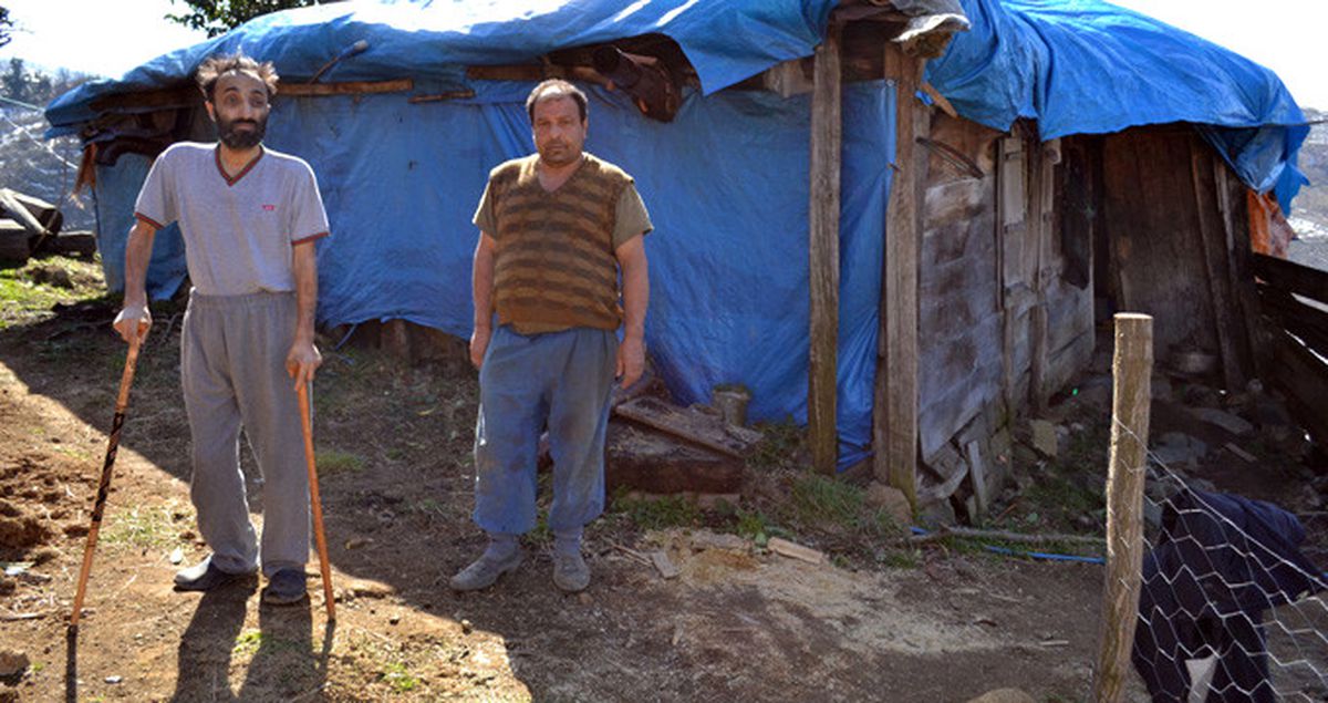 İki Kardeş, Yıkık Dökük Barakada Yaşam Mücadelesi Veriyorlar
