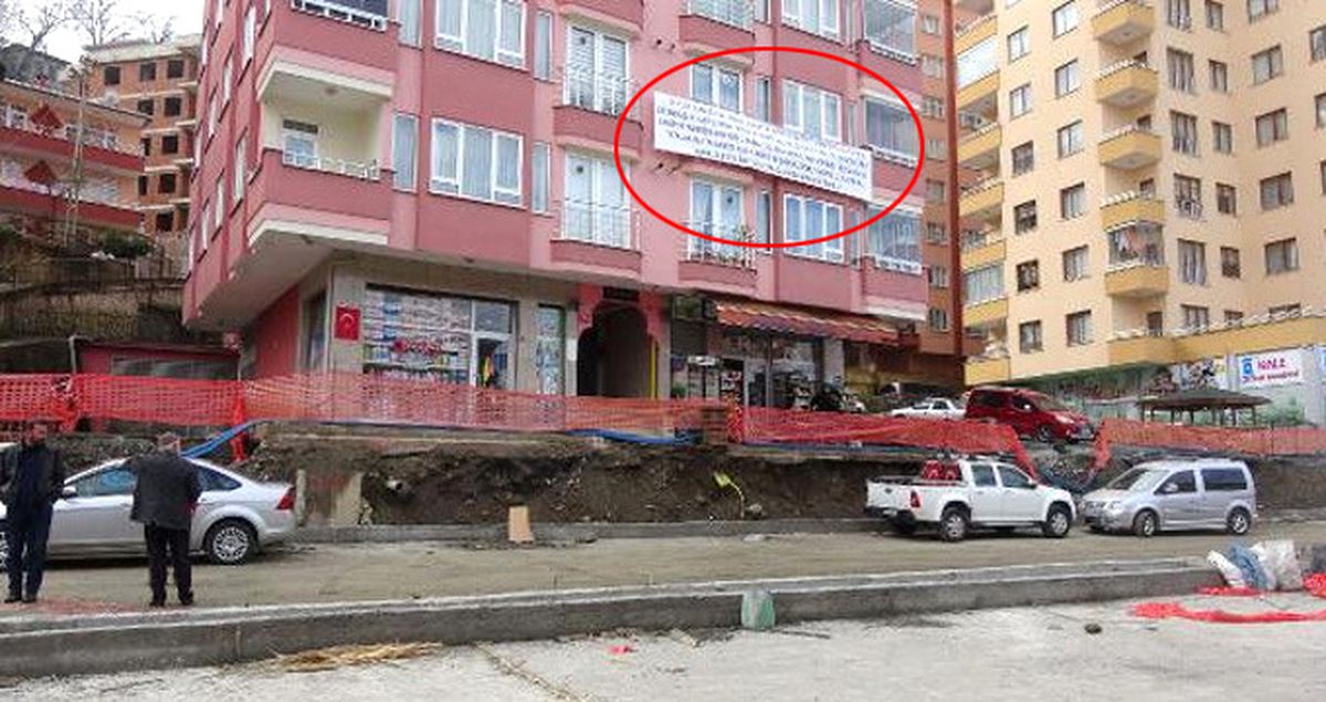 Evlerine Girip Çıkmakta Zorlanan Apartman Sakinlerinden Afişli Tepki