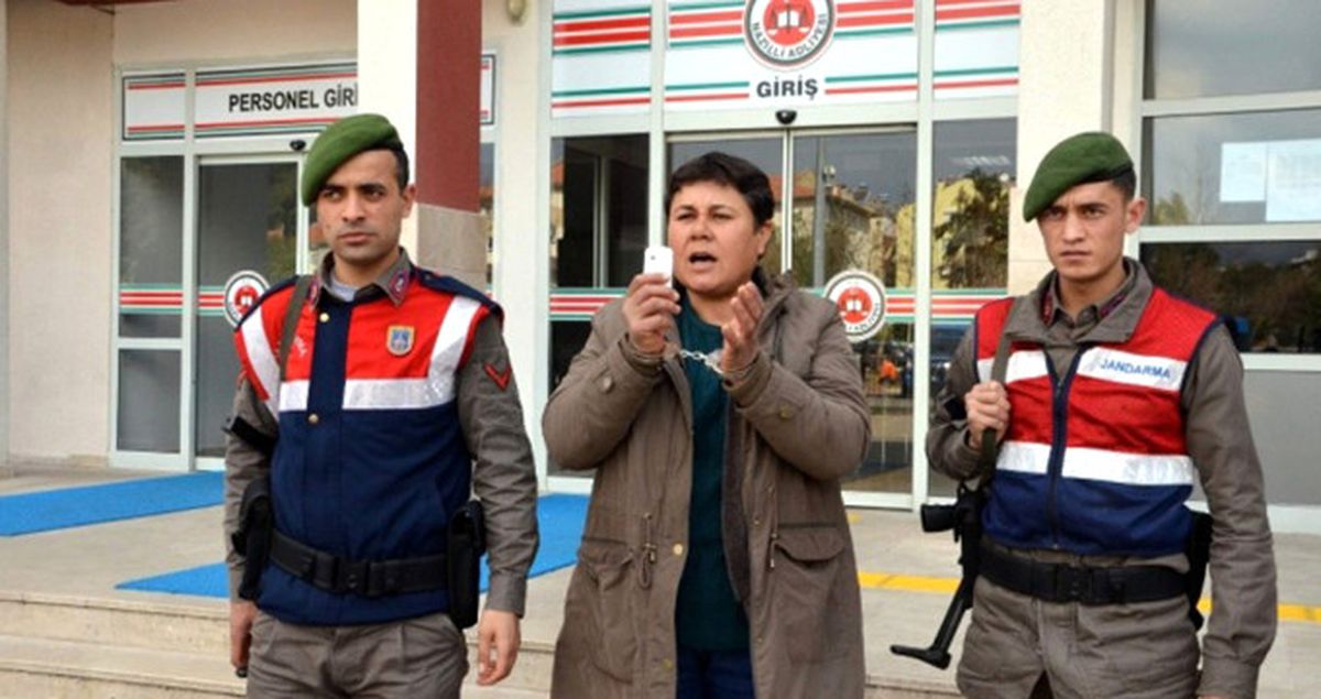 Elinde Bıçakla Afiş Asma Tartışmasına 1 Yıl 8 Ay Hapis Cezası