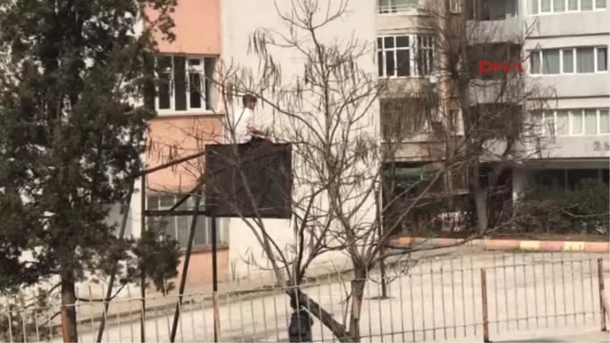 Lise Öğrencisinden Okul Bahçesinde 'tehlikeli' Hareketler