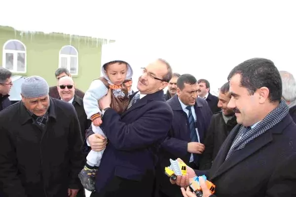 Muş Valisi Yavuz Köylerde Muş Valisi Yavuz Köylerde