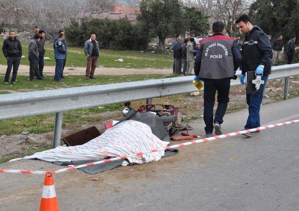 TIR'ın Çarptığı Motosikletli Öldü! Çalan Telefonu Kimse Açamadı