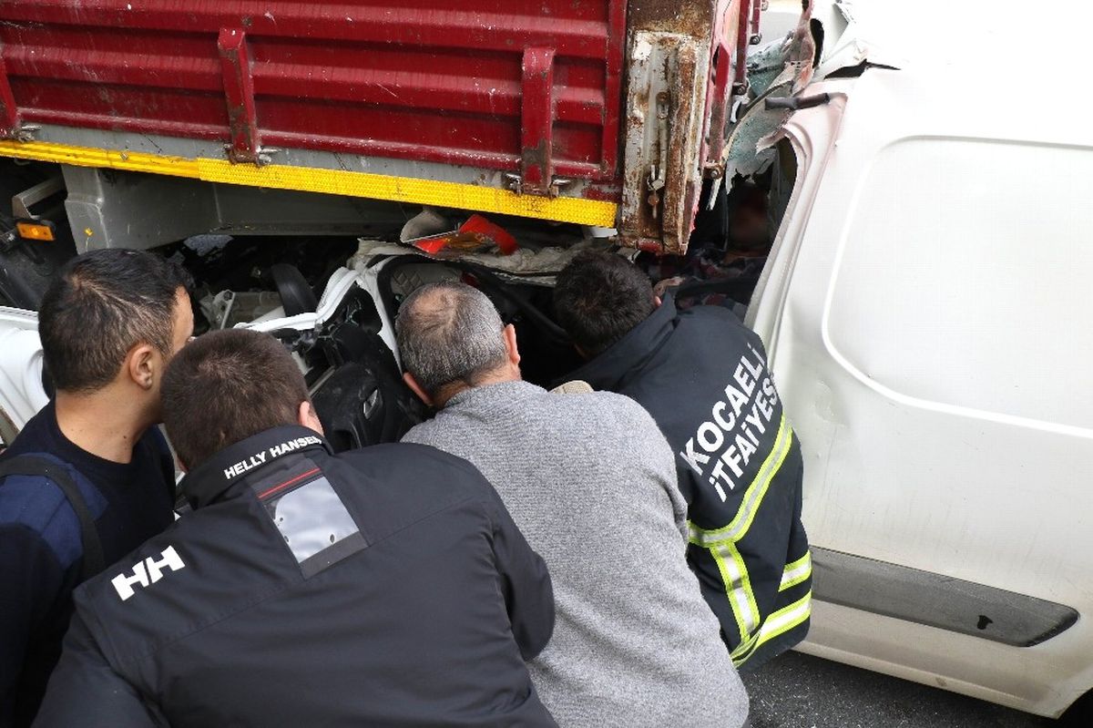 TEM'de Tırın Altına Giren Araçta Can Pazarı