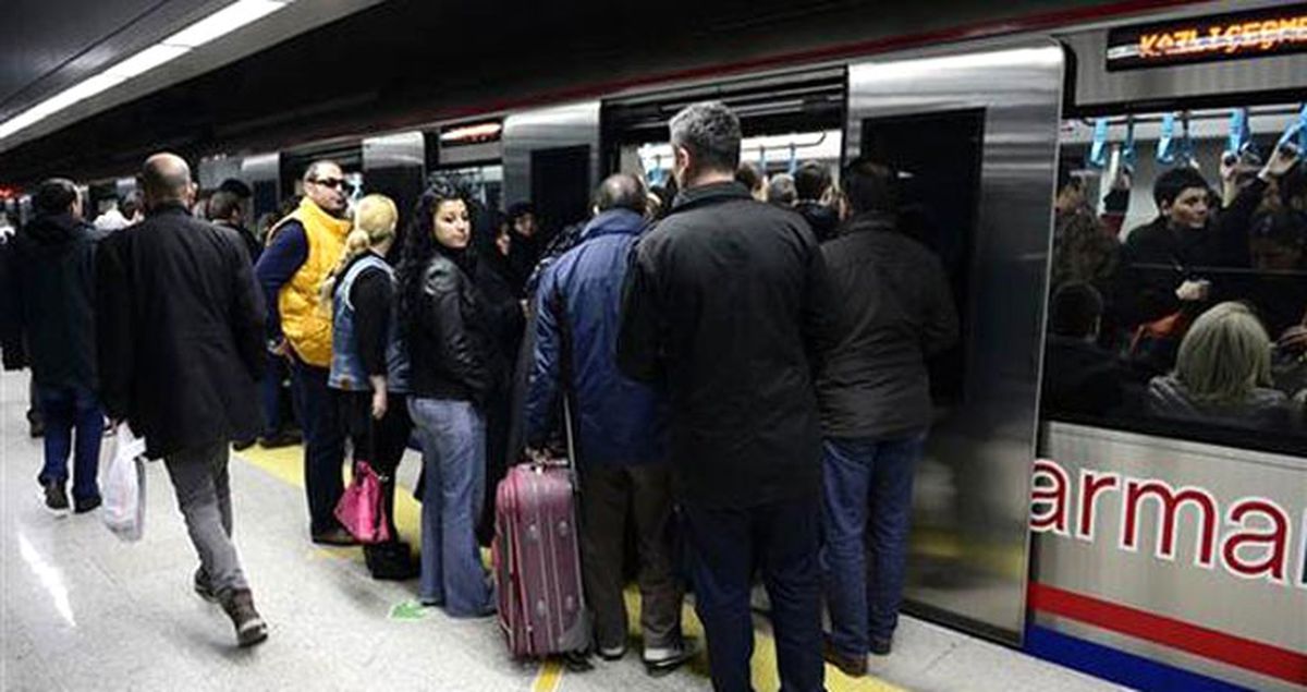 Aşırı Yoğunluk Nedeniyle Marmaray Seferleri Durduruldu